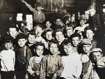Lewis WICKES HINE (1874-1940)  Indianapolis Newsboys Waiting For the Base-Ball Edition in A Newspape