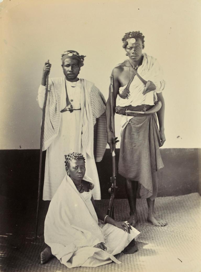 Deux guerriers Taïsaka et une femme assise