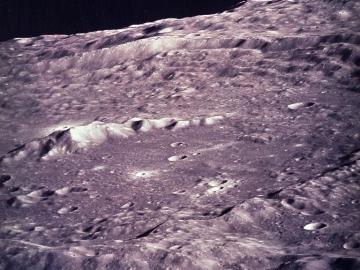 Cratères à la surface de la lune, Apollo 10