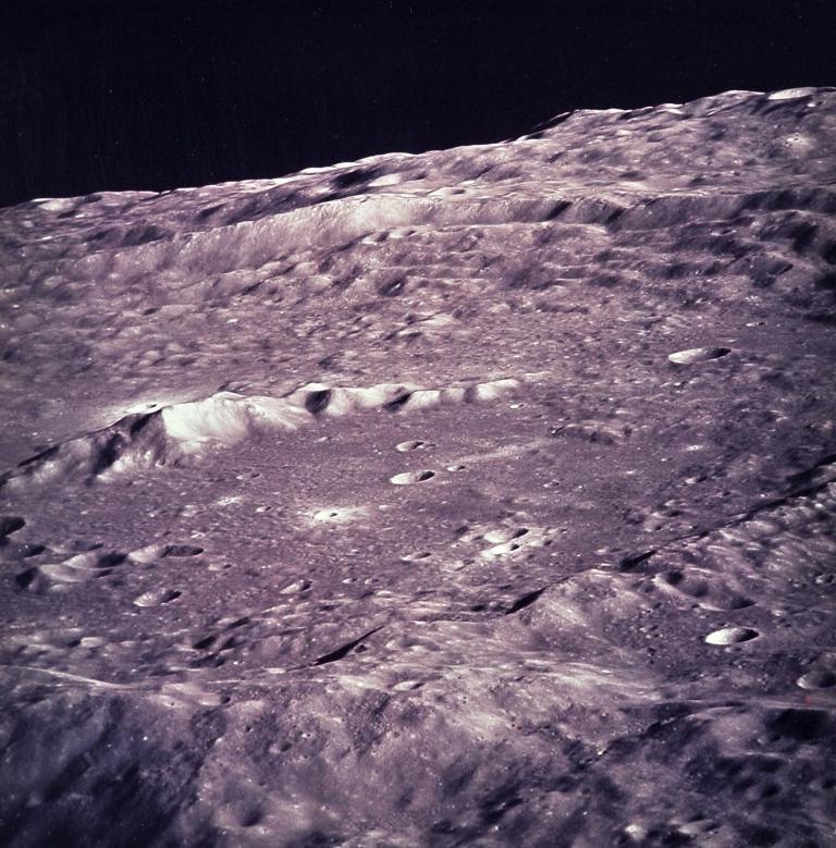 Cratères à la surface de la lune, Apollo 10