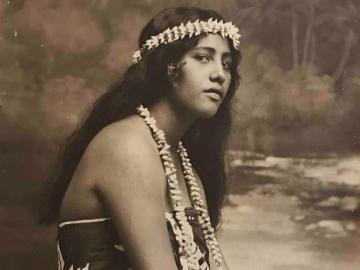 Portrait de Tahitienne en paréo