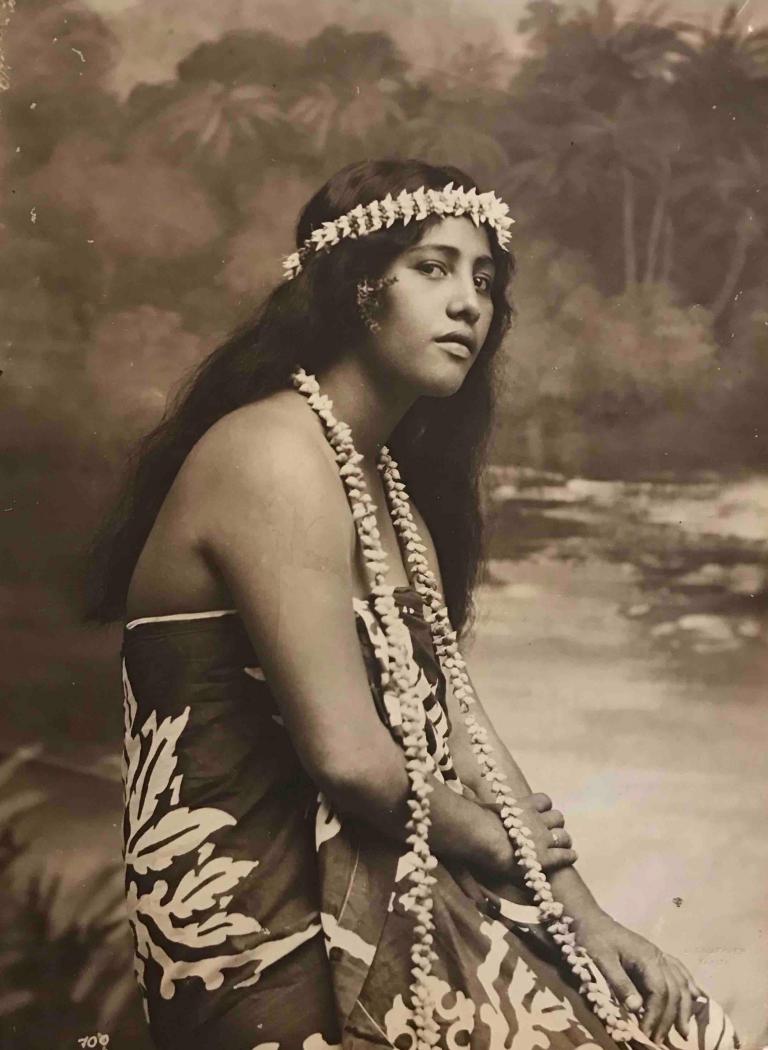Portrait de Tahitienne en paréo