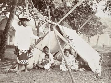 "Campement canaque sur le quai à Papeete"