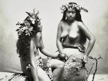 Portrait studio de Tahitiennes en paréo