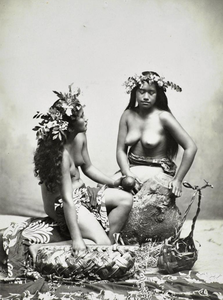 Portrait studio de Tahitiennes en paréo