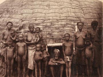 Famille devant une maison traditionnelle 