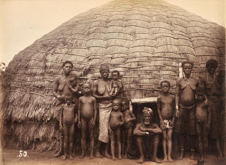 Famille devant une maison traditionnelle 