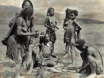 Ensemble de 31 photographies des habitants de Papouasie-Nouvelle-Guinée