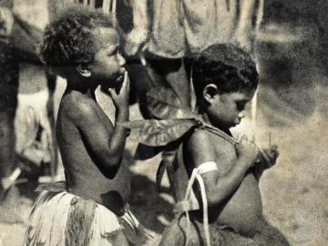 Ensemble de 31 photographies des habitants de Papouasie-Nouvelle-Guinée