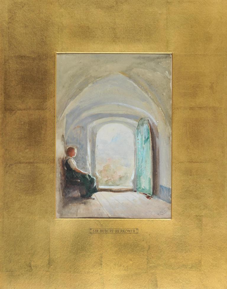 Jeune femme assise méditant dans un intérieur