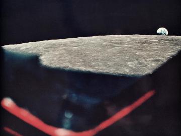 Lever de terre depuis le hublot du module de commande Apollo 8, 24 décembre 1968