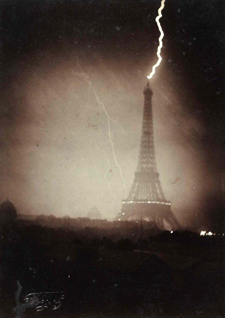La Tour Eiffel foudroyée, un orage sur Paris