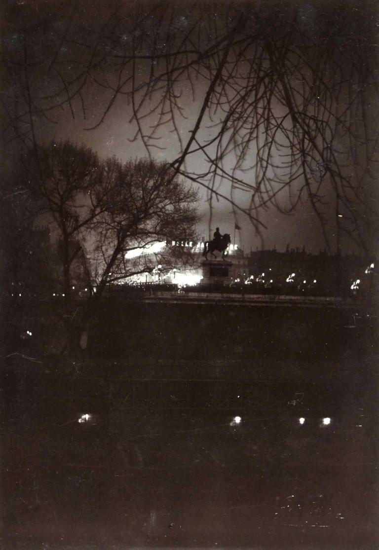 Paysage parisien, la statue du roi Henri IV, vue du quai Conti et le Pont neuf, Paris, décembre 1899