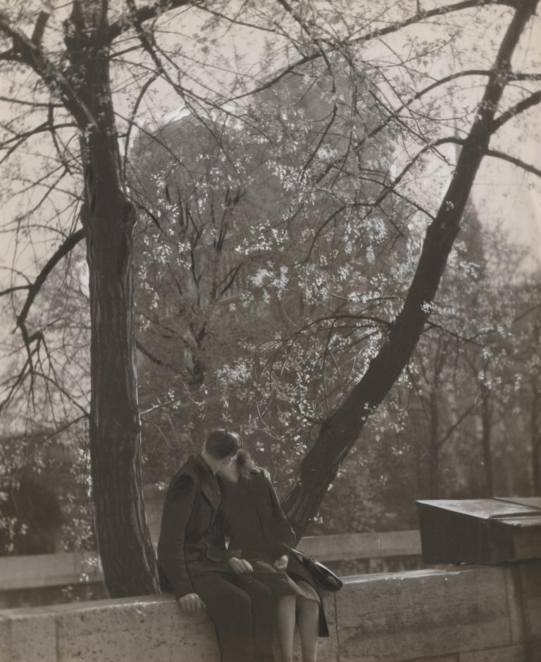 Kissing on the quai de Seine