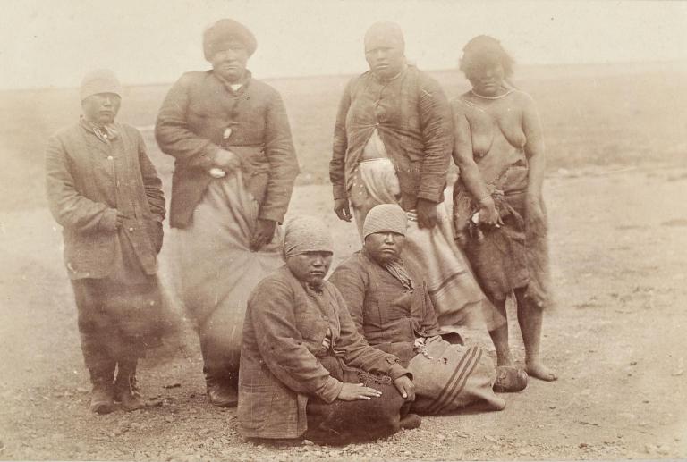 Women natives of Terra del Fuego, Chili