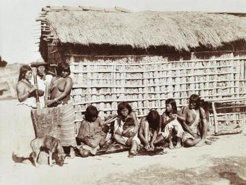 Indiens devant leur habitation, Amazonie, Brésil