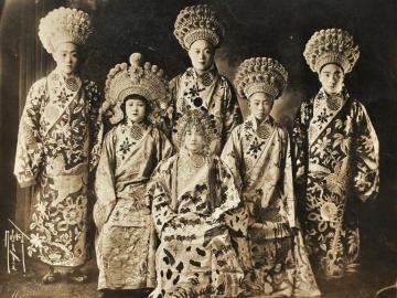 Groupe de comédiens chinois en costume de théâtre