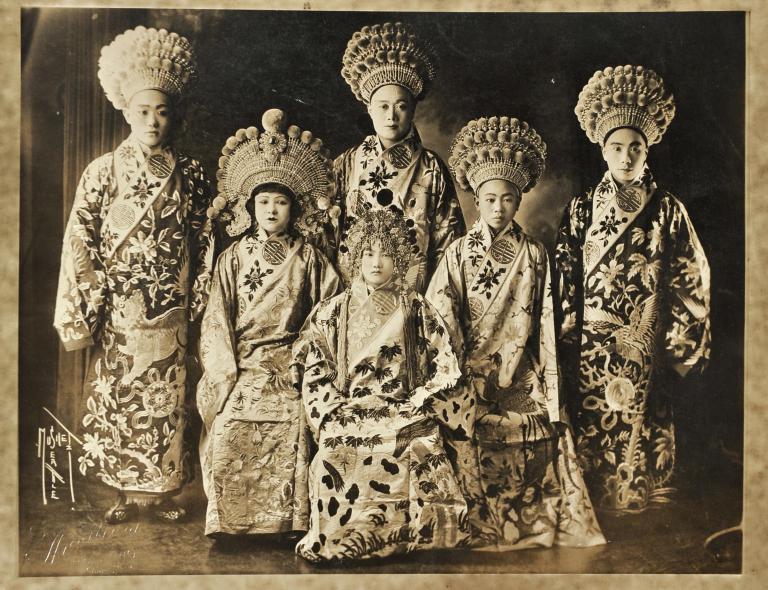 Groupe de comédiens chinois en costume de théâtre