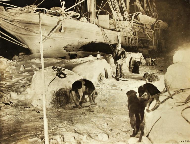 L'Endurance prise dans les glaces dans la nuit antarctique, 1915 