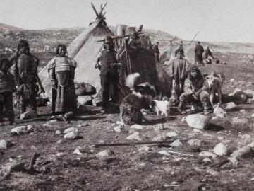 Famille d'Inuits devant leur "Toupiks" (tentes d'été)