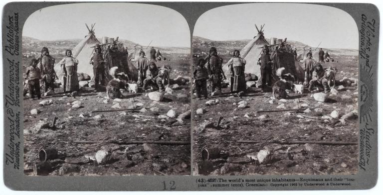 Famille d'Inuits devant leur "Toupiks" (tentes d'été)