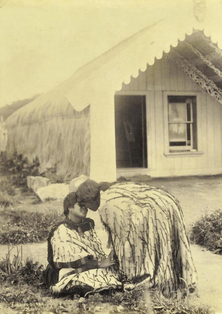 Femmes maories se frottant le nez