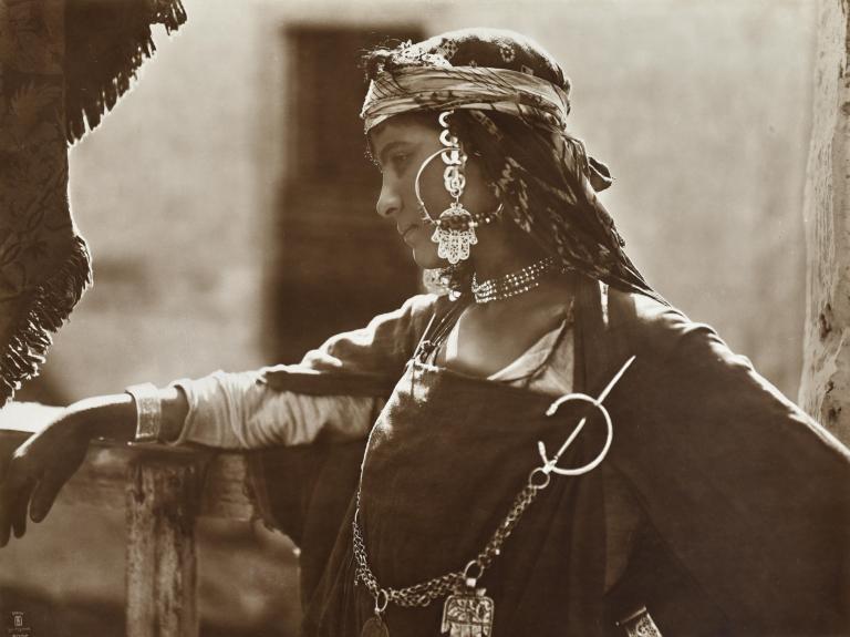 Femme berbère de profil, Tunisie
