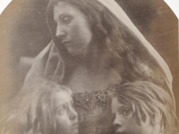 Une Sainte famille ( Rosie Prince, Mary Hillier et Freddy Gould) 