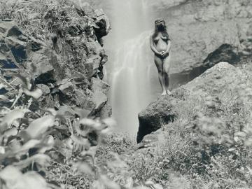 Au pied de la chute Fautaua, Tahiti