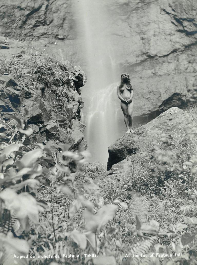 Au pied de la chute Fautaua, Tahiti