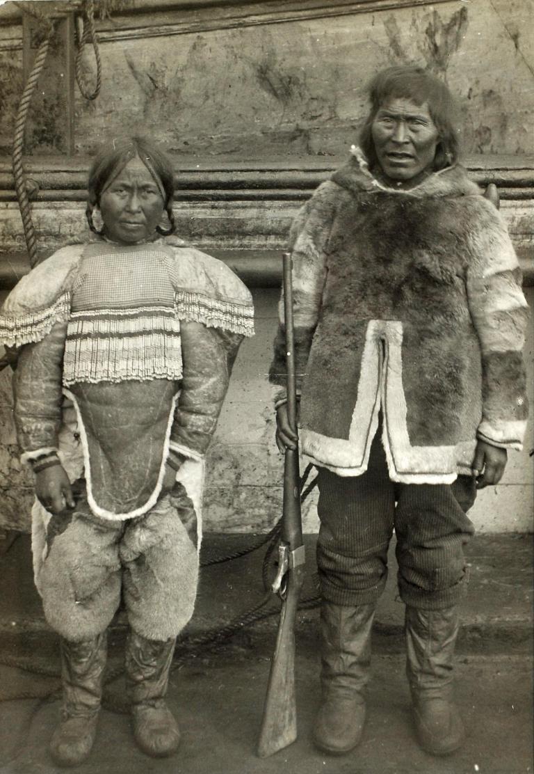 Inuits, chasseur de phoque et sa femme
